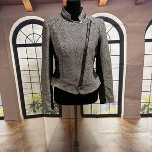 Chic Women's Black and Gray Blazer